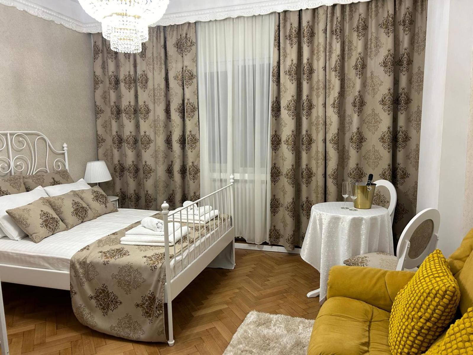 Elegant - Square Apartment