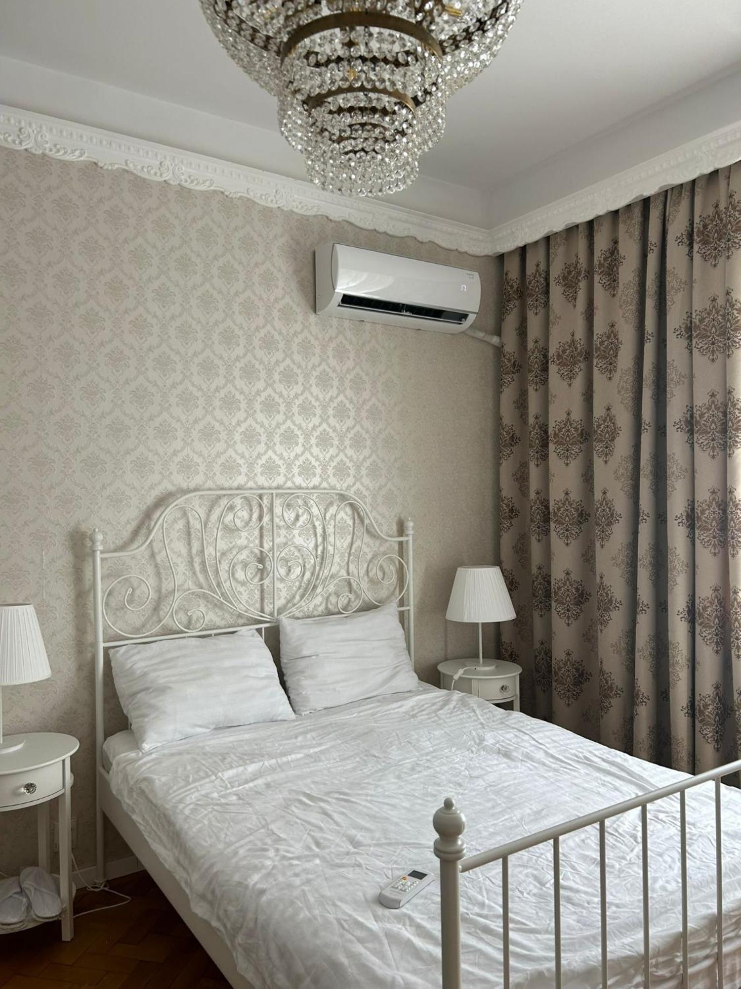 Elegant - Square Apartment